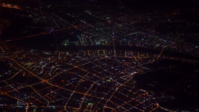 4k镜头场景从机场起飞后，晚上飞机在城市上空飞行的俯视图，旅行和运输概念