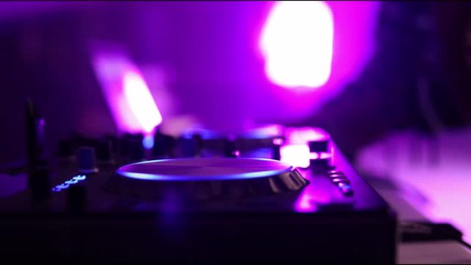 发光灯光下的DJ混音器