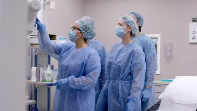 女性外科医生在手术前与手术团队一起检查病人的身体状况