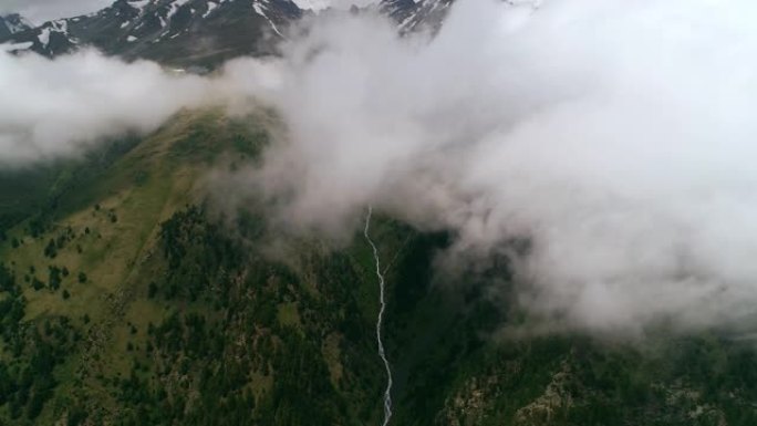 美丽的飞行在群山环绕的云层中。