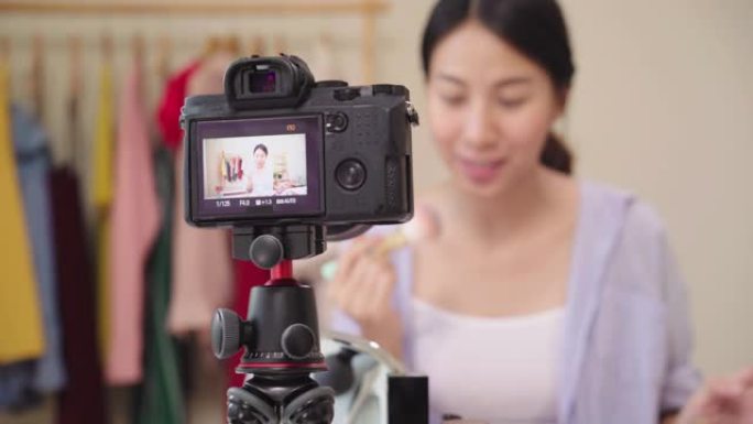 美容博主呈现美容化妆品坐在前置摄像头录制视频。快乐美丽的年轻亚洲女人使用化妆品评论化妆教程直播视频到