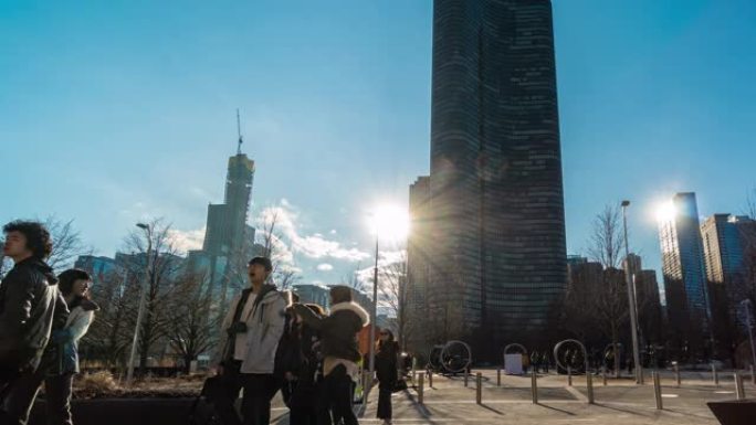 美国伊利诺伊州芝加哥现代建筑高峰时段行人和交通道路交叉口的4k时间流逝，商业和现代交通概念
