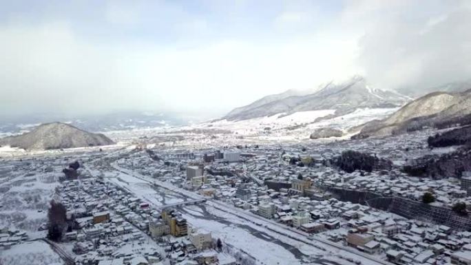 日本长野山内冬季雪的鸟瞰图