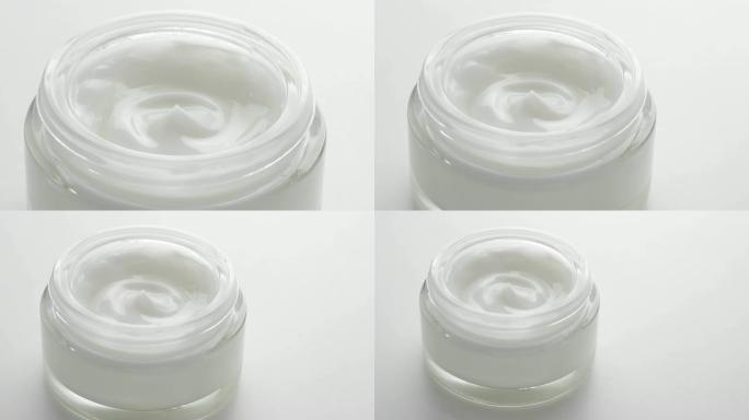 白色温和化妆霜。护肤品膏状玻璃瓶