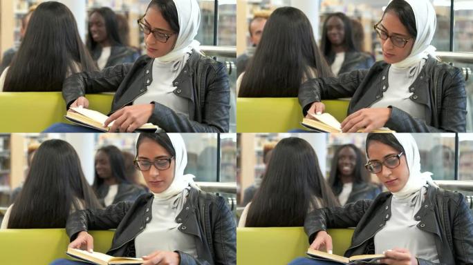 在图书馆学习的穆斯林大学生
