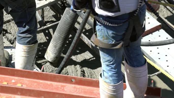 慢动作工人在施工现场浇注水泥浆