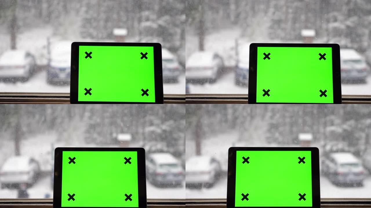 降雪期间窗户上的数字平板电脑
