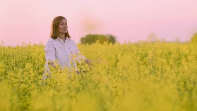 MS宁静的女人在宁静的，农村油菜田沉思