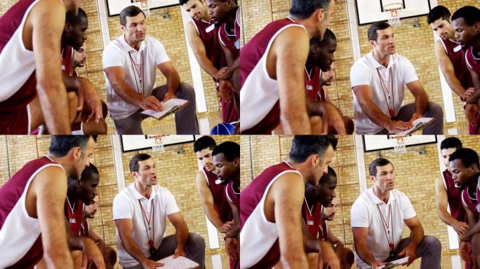 教练向篮球运动员解释比赛计划