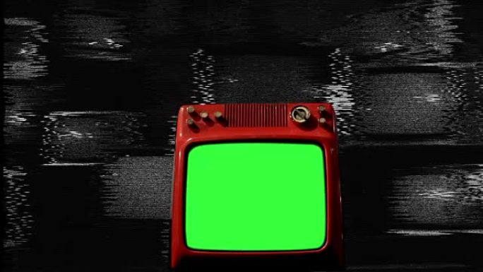 许多电视中间的旧红色电视绿屏。噪声背景。Bw音调。