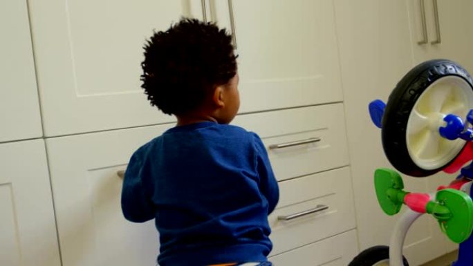 可爱的小黑儿子在舒适的家庭中玩耍的侧视图4k
