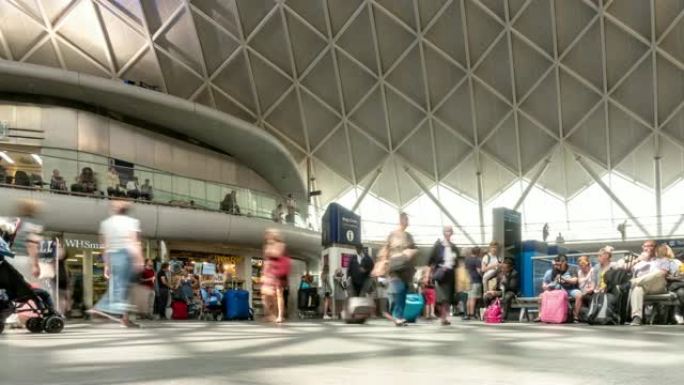 英国伦敦国王十字火车站售票厅的延时步行通勤人群