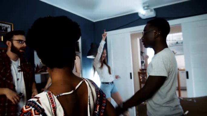 快乐的年轻开朗的黑人千禧一代与多民族朋友一起在史诗般的有趣节日派对慢动作中跳舞。