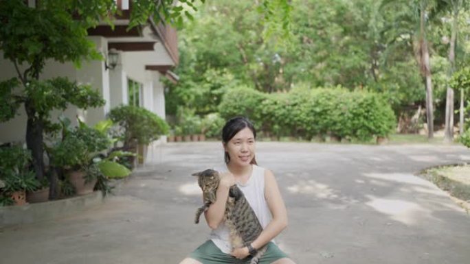 猫蹲: 女人在家蹲猫而不是健身房举重在锁定新型冠状病毒肺炎或电晕病毒锻炼