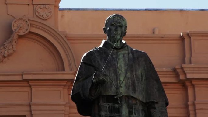 阿根廷科尔多瓦省一座老教堂的牧师雕像。