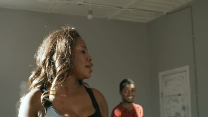 黑人男女在工作室排练舞蹈