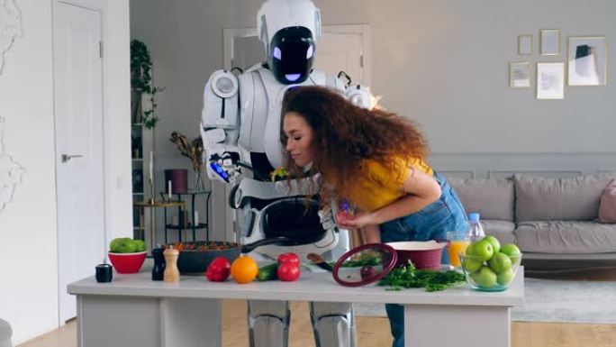 女人正在闻到机器人烹饪的食物