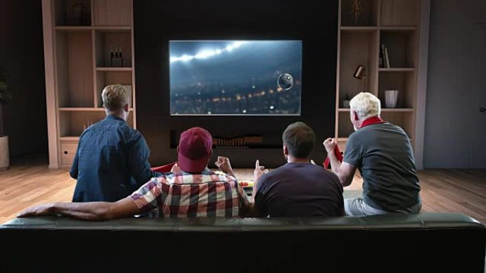 一群球迷正在电视上观看足球时刻