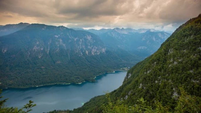 波希尼湖和朱利安阿尔卑斯山上空的T/L云景