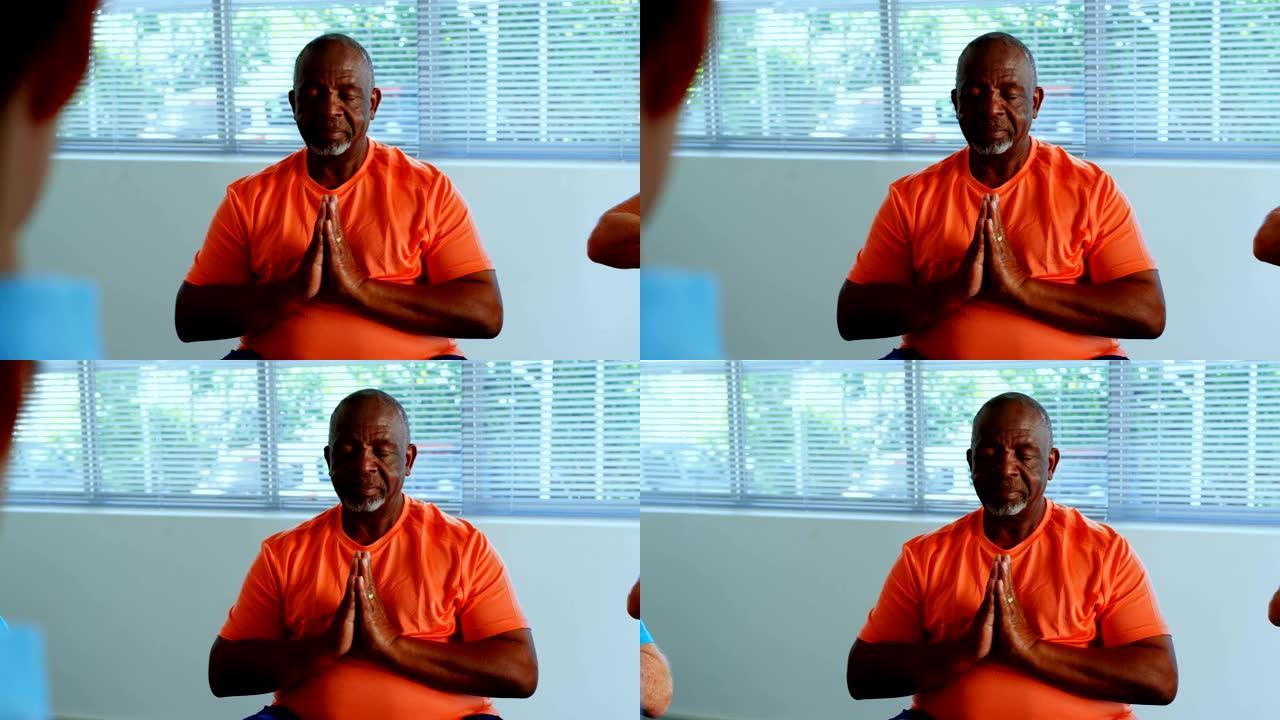 活跃的非洲裔美国老人在4k健身工作室表演瑜伽的前视图