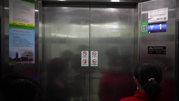 乘坐电梯电梯开门