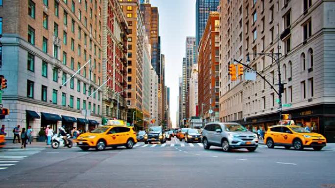 纽约大道的著名景色。黄色出租车。行人。金融大厦。复古风格的酒店。