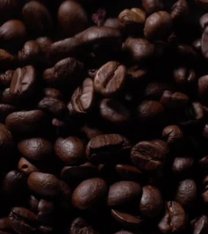 (垂直) 黑色背景上充满咖啡豆