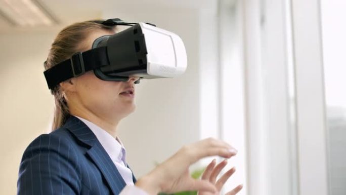 在办公室使用VR眼镜的女商人