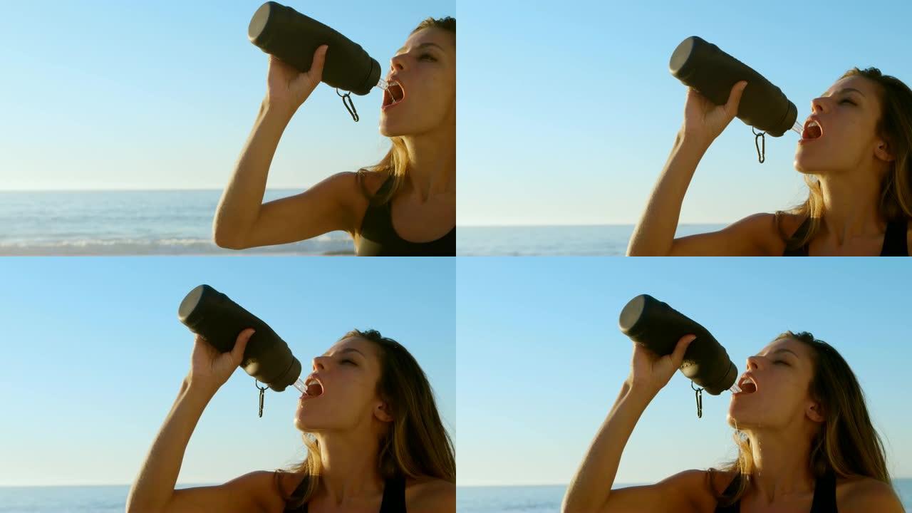 适合女人在海滩上喝水4k