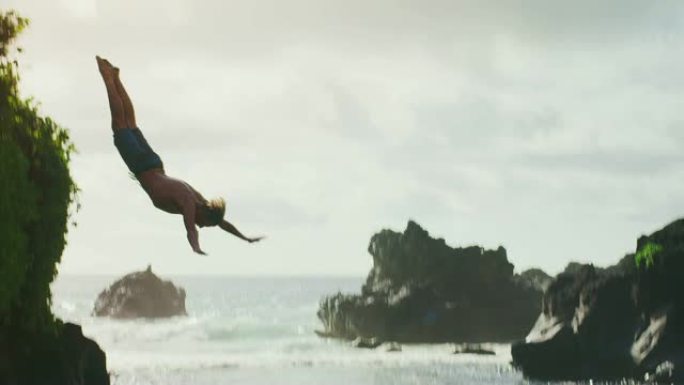 年轻人悬崖跳水自由跳水运动