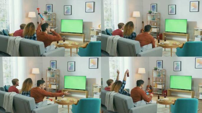 三个体育迷坐在客厅的沙发上观看绿色色度键屏幕电视重要比赛，使用喇叭，为他们的球队加油打气。