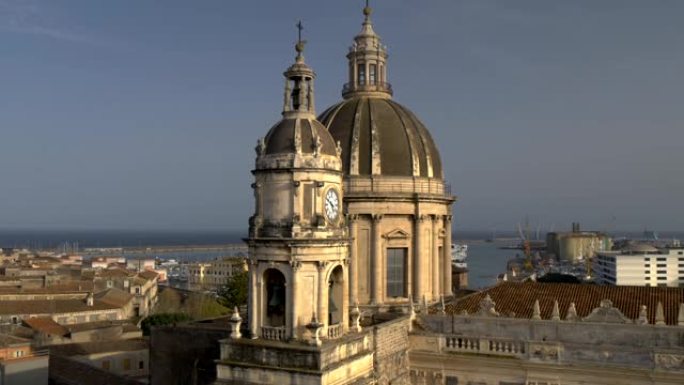 卡塔尼亚圣阿加莎大教堂的圆顶和钟楼。意大利西西里岛。缩小镜头。