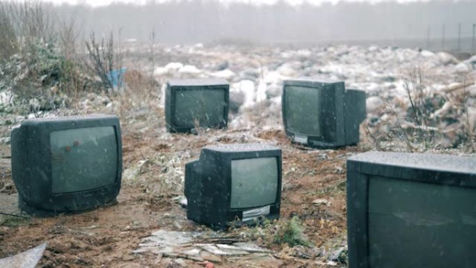 垃圾填埋场的许多旧电视。