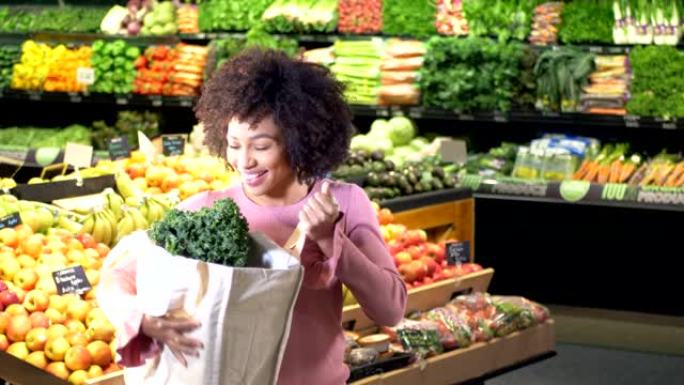 年轻的非洲裔美国人在超市里用可重复使用的袋子