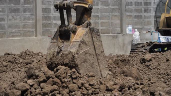 挖土机挖坑抛土施工概念