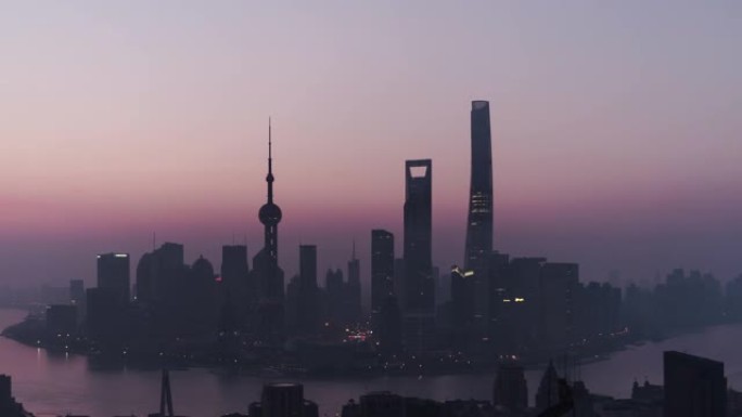 黎明时分上海天际线的T/L ZO鸟瞰图，从夜晚到白天/中国上海