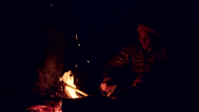 年轻人在火旁放松。多山的风景