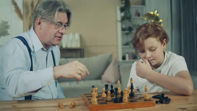 祖父正在向他的孙子解释国际象棋