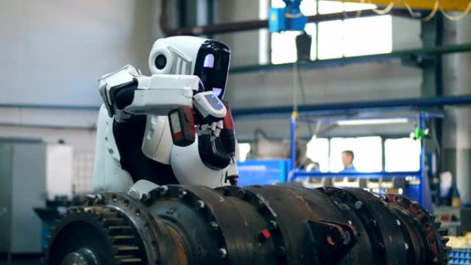 一个机器人正在钻研产业机制