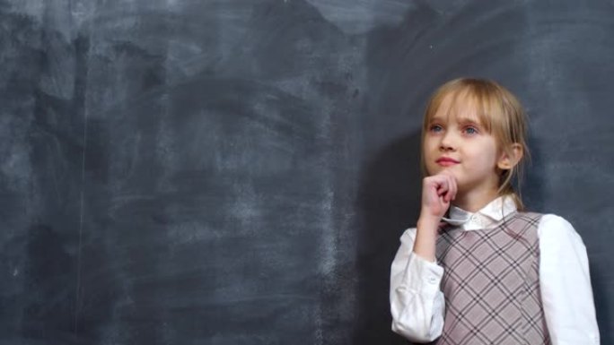 可爱的小女孩思考可爱的小女孩思考外国人