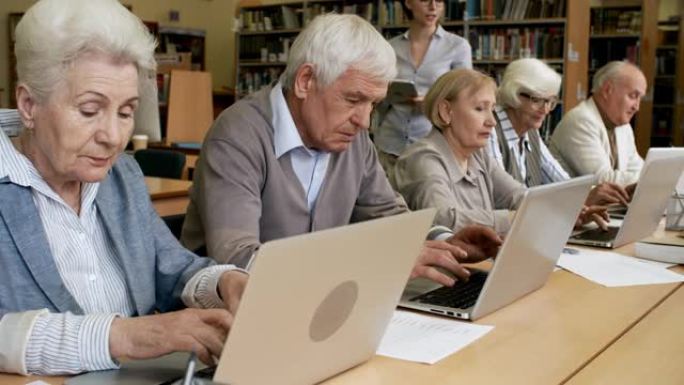 老年人学习使用计算机