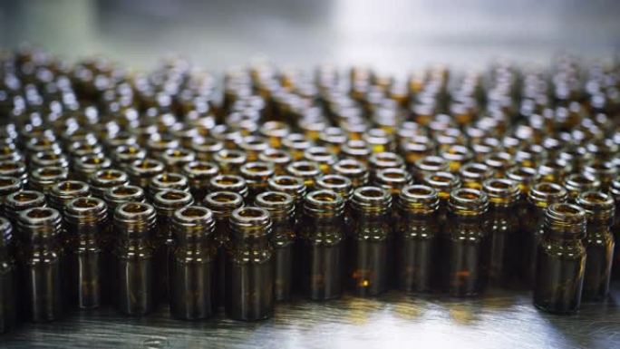 在制药厂的自动线上关闭玻璃器皿瓶中的药品生产。