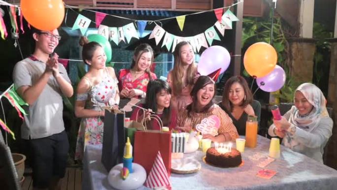 一群多元道德的朋友在传统的马来房子里庆祝生日聚会