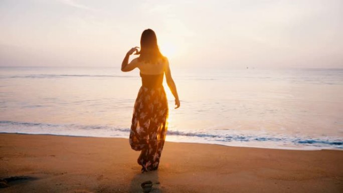 镜头跟随年轻的旅游女子穿着漂亮的衣服，在史诗般的田园诗般的异国度假胜地海洋海滩上奔向日落。
