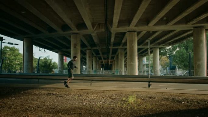 穿着黑色运动服的运动青年正在街上慢跑。他在布林奇下的城市环境中跑步。