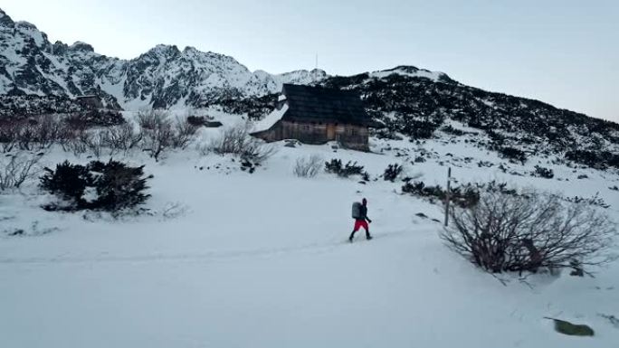 独自在山里。冬季旅行。鸟瞰图