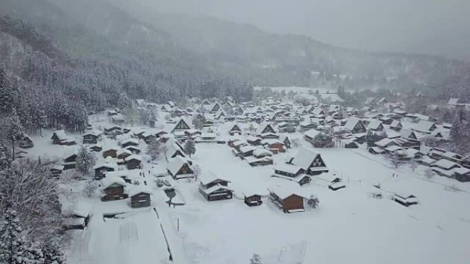 日本冬季，日本岐阜，石川县和富山县附近的雪中是白川县的传统茅草屋