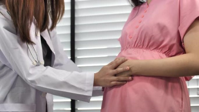 孕妇工作妇产科医生检查胎儿