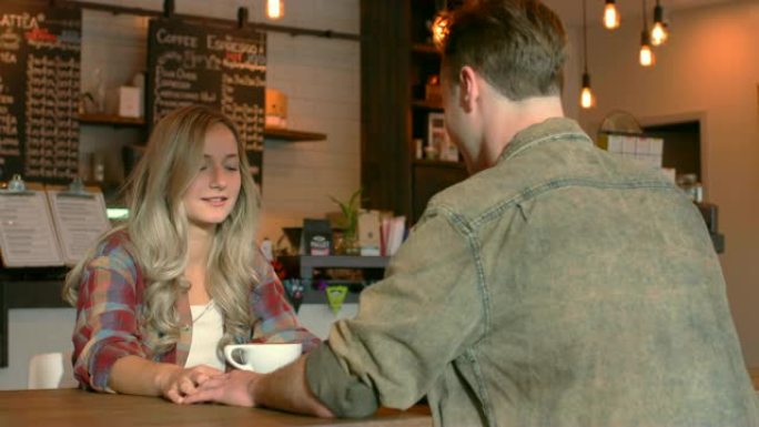 年轻夫妇在咖啡馆4k互动