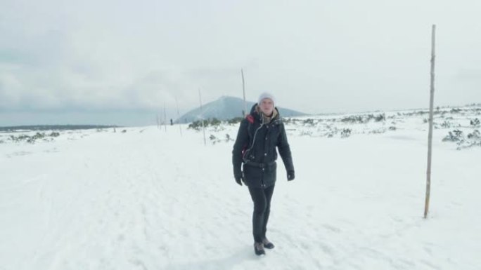 在雪地上行走。雪林雪景冰天雪地
